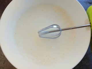 12、松软可口~戚风蛋糕(六寸版),然后加入20克白糖,继续打发