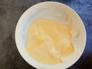 15、松软可口~戚风蛋糕(六寸版),然后将混合好的面糊倒入蛋清中,迅速的翻拌均匀