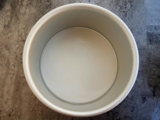 17、松软可口~戚风蛋糕(六寸版),准备一个六寸的戚风蛋糕模具
