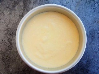 18、松软可口~戚风蛋糕(六寸版),倒入蛋糕模具,放入烤箱中层,用140℃上下火烘烤40分钟