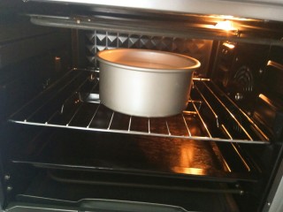 19、松软可口~戚风蛋糕(六寸版),在打发蛋白的时候要记得预热烤箱喔~