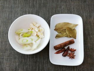 2、手撕牛肉干,准备香辛料