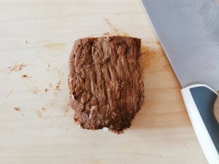 9、手撕牛肉干,取出 先切块 牛肉放入冷藏后切得会比较整齐  
