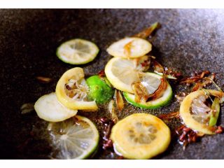 7、风味花蛤,加入柠檬爆出香味……