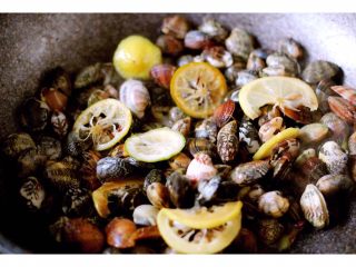 8、风味花蛤,加入洗净的花蛤继续煸炒