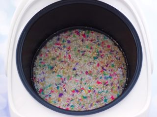 6、藜麦海苔五彩米饭团,把食材和水都混合搅拌均匀后。