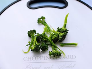 8、藜麦海苔五彩米饭团,煮饭的时候，把西兰花用手撕成小朵。