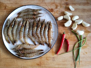 1、蒜蓉粉丝开背虾,准备食材。粉丝去泡温泉了，后面出镜。