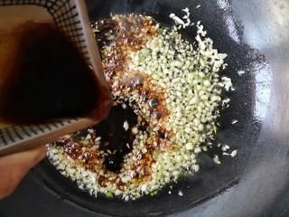 11、蒜蓉粉丝开背虾,加入调好的料汁。