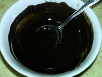 3、牛奶龟苓膏,用30克清水调成无颗粒的糊状