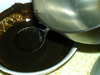 5、牛奶龟苓膏,冲入调好的糊中，并不断搅拌