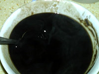 6、牛奶龟苓膏,搅拌成均匀无块的龟苓膏溶液