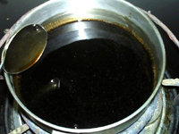 7、牛奶龟苓膏,倒回锅中，再次烧沸