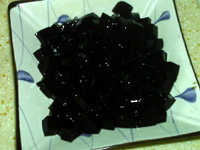 10、牛奶龟苓膏,切成小丁