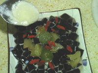 11、牛奶龟苓膏,加入牛奶和各种果料，浇上蜂蜜食用