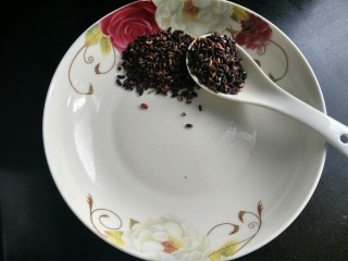 2、养气补血八宝粥,准备食材,黑糯米两勺。