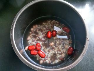 10、养气补血八宝粥,倒入电压力锅,放适量的清水。