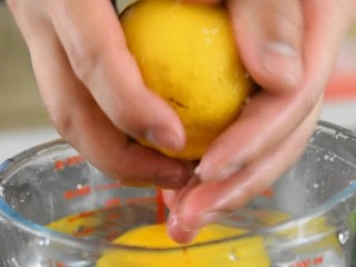 1、夏天最滋润的事，就是来一杯酸甜柠檬蜜,柠檬清水浸泡，表面抹一层盐摩擦片刻。