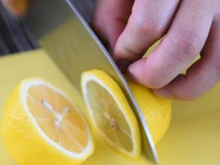 2、夏天最滋润的事，就是来一杯酸甜柠檬蜜,洗净，切薄片。