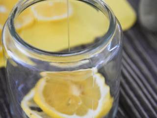 3、夏天最滋润的事，就是来一杯酸甜柠檬蜜,以一层柠檬一层蜂蜜的方式，放进密封瓶。