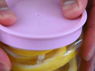 4、夏天最滋润的事，就是来一杯酸甜柠檬蜜,拧紧瓶盖，放入冰箱中冷藏5-7天，即可。