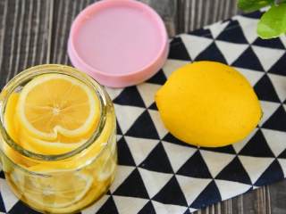 5、夏天最滋润的事，就是来一杯酸甜柠檬蜜,酸酸甜甜，解渴开胃助消化，还能排毒养颜哦~