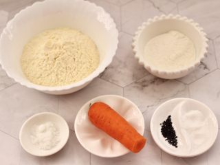 1、小鸡窝窝头,首先把所有的食材称重。