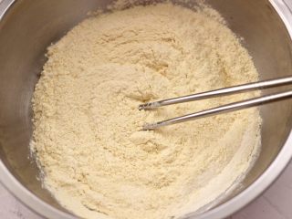 3、小鸡窝窝头,把所有的食材混合搅拌均匀后。