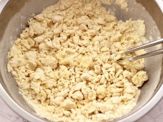 4、小鸡窝窝头,慢慢加入温水,用筷子均匀的搅成絮状。