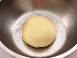 5、小鸡窝窝头,然后用手揉成光滑的面团,静置20分钟。