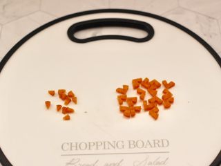 6、小鸡窝窝头,胡萝卜洗净后切成薄片,用刀切出小鸡的嘴巴和脚丫。