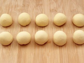 7、小鸡窝窝头,把静置好的玉米面团,排气揉匀后,均匀地分割成10份,用手揉圆。