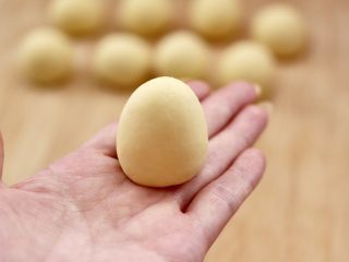 8、小鸡窝窝头,取其中一个面团,搓成圆锥形状。