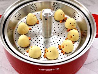 12、小鸡窝窝头,把做好的的小鸡窝窝头,底下摆上小鸡的脚丫,放入万慕升降火锅的提篮里。