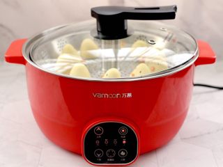 13、小鸡窝窝头,冷水入锅,按火锅键的大火烧开后,中火蒸15分钟,鸣笛后断电焖5分钟即可。