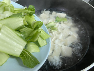 14、油菜豆腐,放入菜梆子煮两分钟