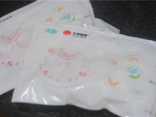 1、虾仁炒饭,中粮我买网上买的青虾仁，放的是干冰哦，到手里冰还没融化，虾仁硬邦邦的，这保鲜技术，我给5个赞。