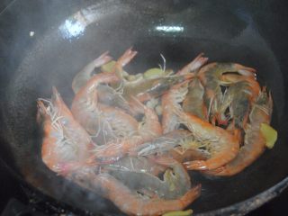 6、洋葱油爆虾,加入料酒翻炒均匀