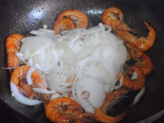 9、洋葱油爆虾,倒入洋葱丝