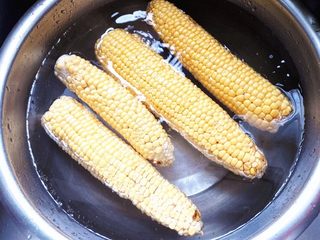 1、秋季滋补靓汤——玉米羊肉汤,甜玉米去皮和玉米须,清洗干净,