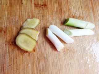 4、秋季滋补靓汤——玉米羊肉汤,姜切片,葱切段,