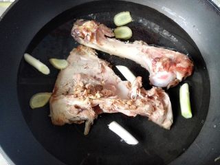 5、秋季滋补靓汤——玉米羊肉汤,锅里放清水,放入葱段,姜片和羊骨头,煮开后,去血沫,