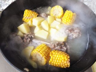 9、秋季滋补靓汤——玉米羊肉汤,大约炖15分钟左右就可以出锅了,