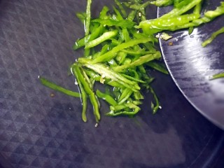 2、特色干拌面,青椒切丝，锅中加凉水烧开焯1.5分钟，捞出备用；