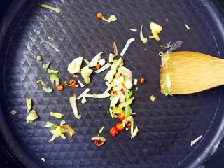 8、特色干拌面,锅烧热，加入橄榄油烧热，加入葱姜蒜、朝天椒炒香；