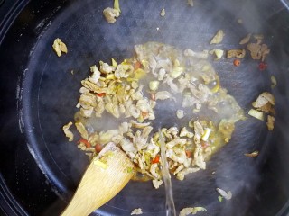 11、特色干拌面,加入凉水，末过猪瘦肉，小火煮5分钟；