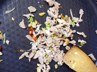 10、特色干拌面,加入生抽、料酒，继续翻炒；