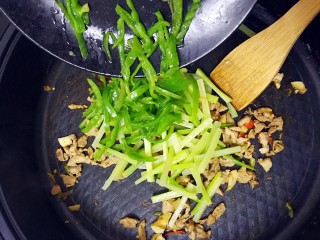 13、特色干拌面,锅中再加入水焯的青椒；