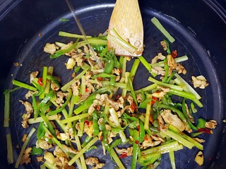 15、特色干拌面,不停的翻炒；