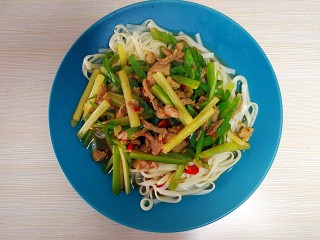 17、特色干拌面,把炒好的臊子浇在煮好的面条上即可，一道美味兼顾营养与高颜值你干拌面就完成了！